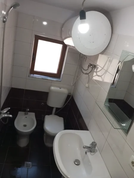Tirane, jepet me qera shtepi 1+1 Kati 1, 50 m² 300 € (Rruga Sule Gjashta prane big market)