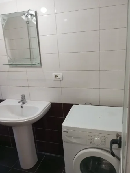 Tirane, jepet me qera shtepi 1+1 Kati 1, 50 m² 300 € (Rruga Sule Gjashta prane big market)