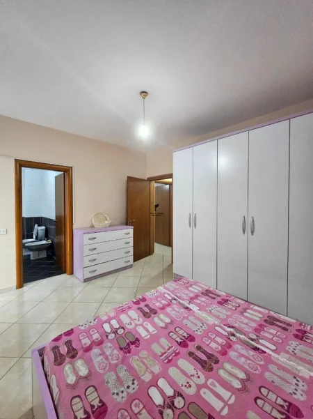 Tirane, jepet me qera apartament 2+1 Kati 5, 92 m² 500 € (YZBERISHT)
