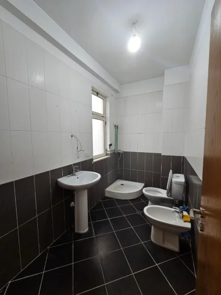 Tirane, jepet me qera apartament 2+1 Kati 5, 92 m² 500 € (YZBERISHT)