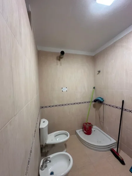 Tirane, jepet me qera apartament 3+1+Ballkon Kati 7, 155 m² 1.400 € (Shkolla e Mesme “Ismail Qemali”)
