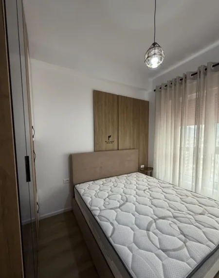 Tirane, jepet me qera apartament 1+1 Kati 1, 50 m² 450 € (ALI DEMI)
