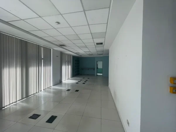 Tirane, jepet me qera ambjent biznesi , 850 m² 10.000 € 