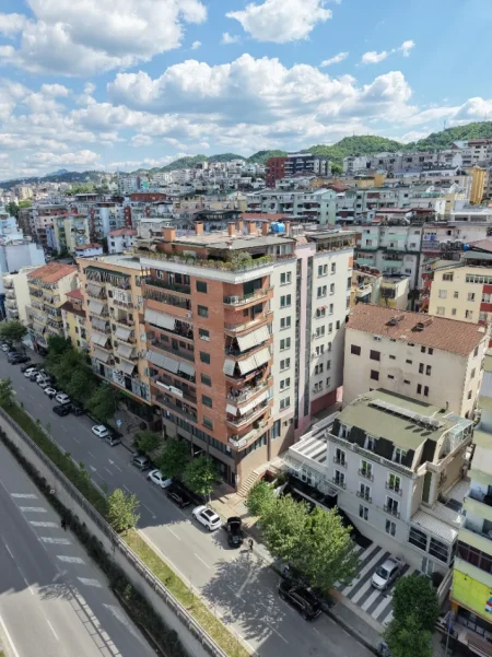 Tirane, shitet apartament 2+1 Kati 5, 126 m² 240.000 € (Komuna e Parisit)