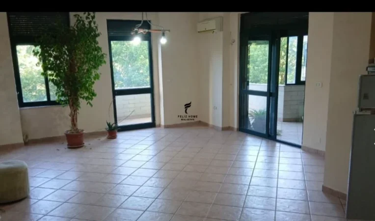 Tirane, jepet me qera zyre Kati 3, 150 m² 1.200 € (MYSLYM SHYRI)
