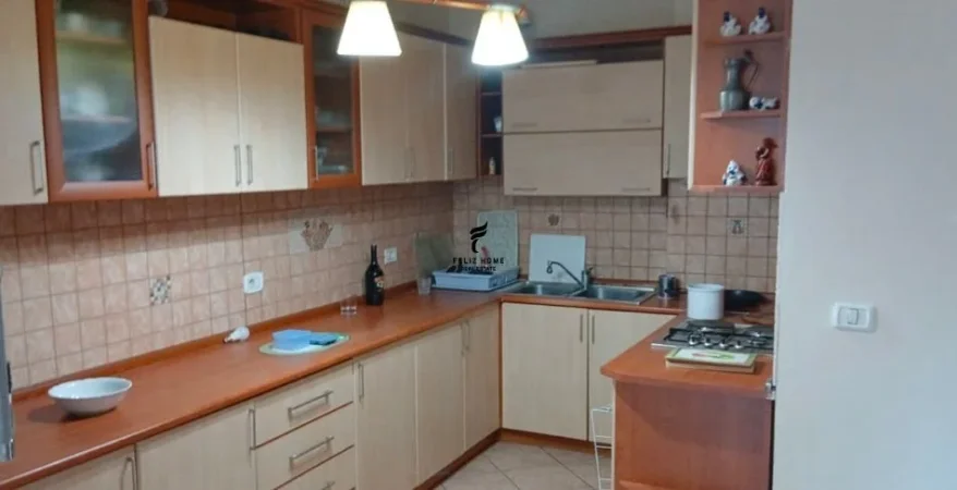 Tirane, jepet me qera zyre Kati 3, 150 m² 1.200 € (MYSLYM SHYRI)