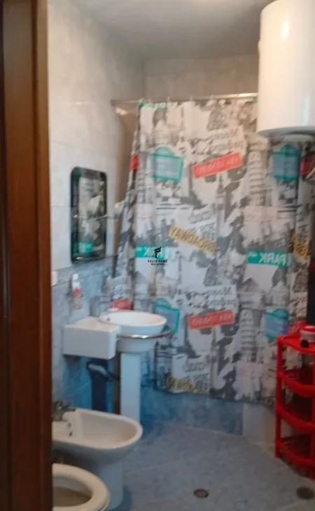 Tirane, jepet me qera zyre Kati 3, 150 m² 1.200 € (MYSLYM SHYRI)