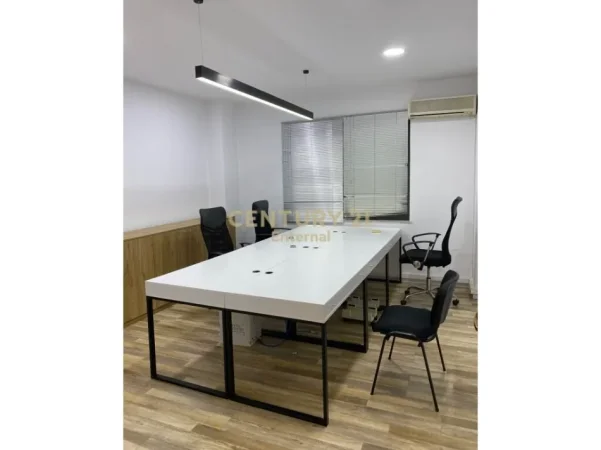 Tirane, jepet me qera ambjent biznesi Kati 3, 107 m² 1.200 € 