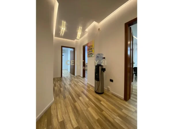 Tirane, jepet me qera ambjent biznesi Kati 3, 107 m² 1.200 € 