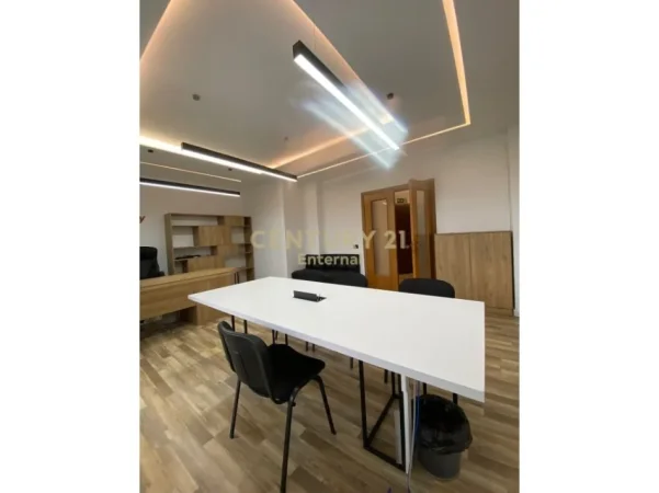 Tirane, jepet me qera ambjent biznesi Kati 3, 107 m² 1.200 € 