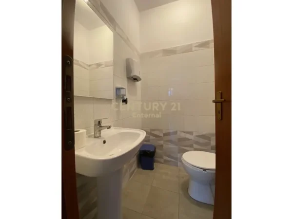 Tirane, jepet me qera ambjent biznesi Kati 3, 107 m² 1.200 € 