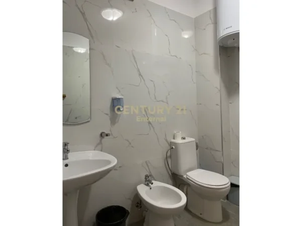 Tirane, jepet me qera ambjent biznesi Kati 3, 107 m² 1.200 € 