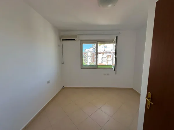 Tirane, jepet me qera zyre Kati 4, 125 m² 1.000 € (Rruga e Elbasanit/Drejtoria e Higjenes)
