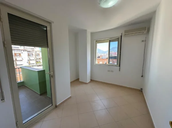 Tirane, jepet me qera zyre Kati 4, 125 m² 1.000 € (Rruga e Elbasanit/Drejtoria e Higjenes)
