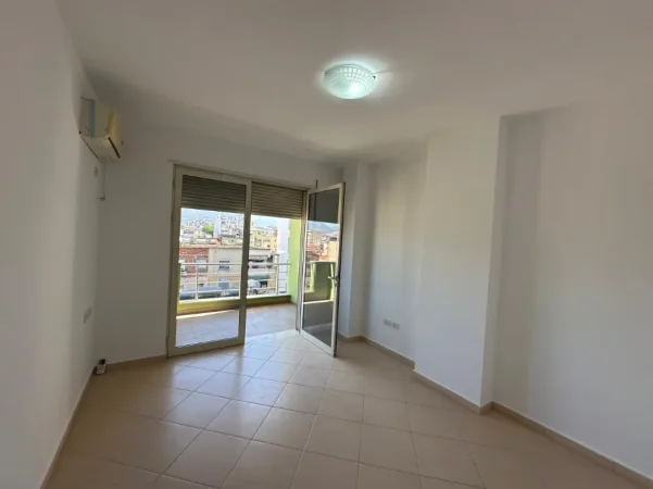 Tirane, jepet me qera zyre Kati 4, 125 m² 1.000 € (Rruga e Elbasanit/Drejtoria e Higjenes)