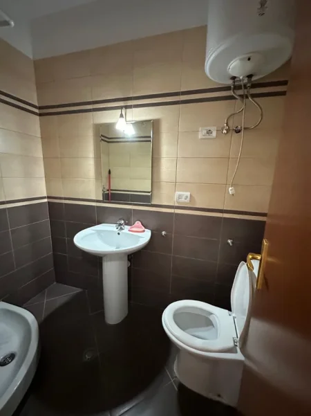 Tirane, jepet me qera zyre Kati 4, 125 m² 1.000 € (Rruga e Elbasanit/Drejtoria e Higjenes)