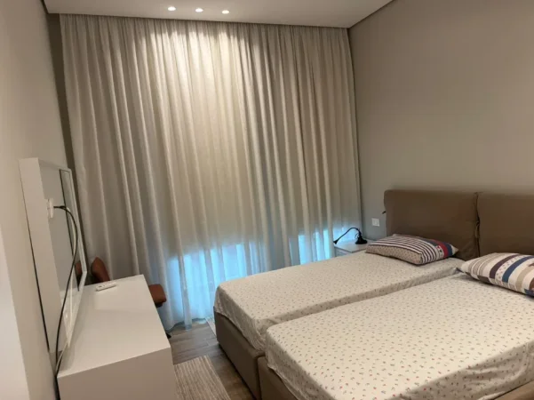 Tirane, jepet me qera apartament 2+1 , 1.300 € (kompleksi deliorgji)