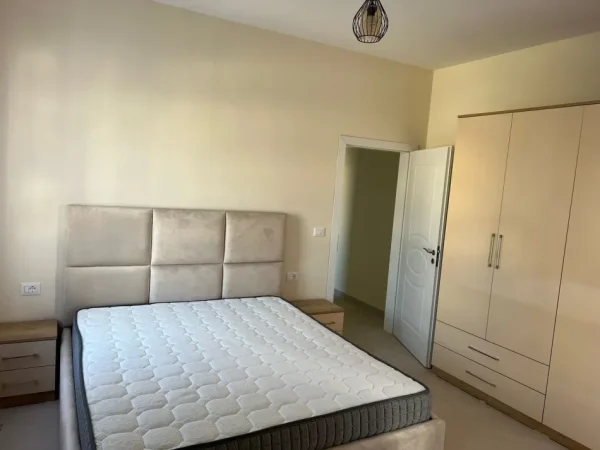 Tirane, jepet me qera apartament 1+1 Kati 2, 70 m² 450 € (Perball Shkolles Se Bashkuar Qsut)