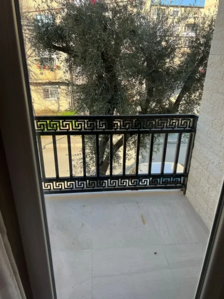 Tirane, jepet me qera apartament 1+1 Kati 2, 70 m² 450 € (Perball Shkolles Se Bashkuar Qsut)