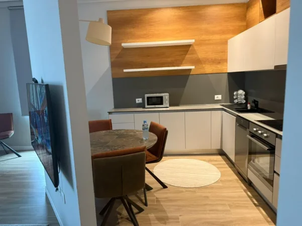 Tirane, jepet me qera 2+1 , 1.300 € (square 21)