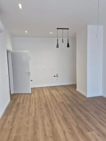 Tirane, jepet me qera ambjent biznesi Kati 2, 65 m² (Ish-dogana)