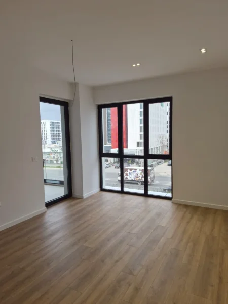 Tirane, jepet me qera ambjent biznesi Kati 2, 65 m² (Ish-dogana)