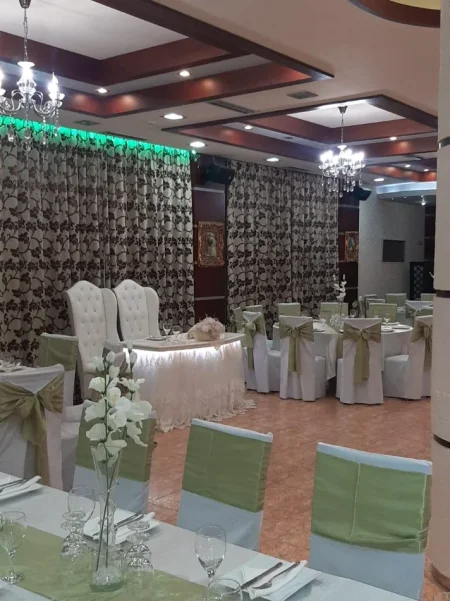 Tirane, jepet me qera bar-restorant Kati 0, 300 m² 1.500 €