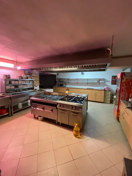 Tirane, jepet me qera bar-restorant Kati 0, 300 m² 1.500 €