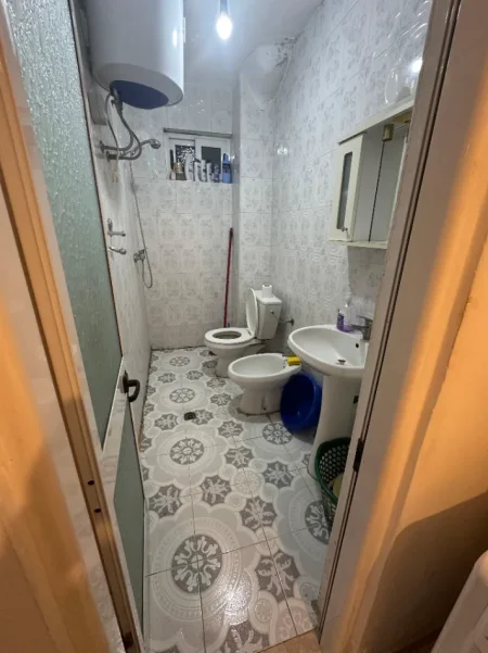 Tirane, jepet me qera apartament 1+1+Ballkon Kati 1, 65 m² 380 € (Stacioni i Trenit)