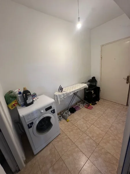 Tirane, jepet me qera apartament 1+1+Ballkon Kati 1, 65 m² 380 € (Stacioni i Trenit)