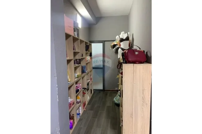 Tirane, jepet me qera ambjent biznesi Kati 0, 15 m² 220 € 