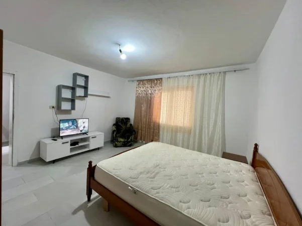 Tirane, jepet me qera garsonier 1+1 Kati 1, 35 m² 250 € (Rruga Mihal Grameno)