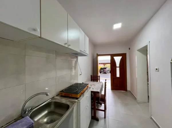 Tirane, jepet me qera garsonier 1+1 Kati 1, 35 m² 250 € (Rruga Mihal Grameno)