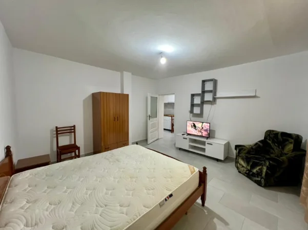 Tirane, jepet me qera garsonier 1+1 Kati 1, 35 m² 250 € (Rruga Mihal Grameno)