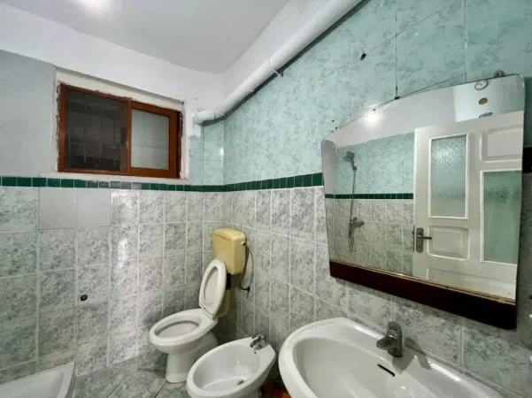 Tirane, jepet me qera garsonier 1+1 Kati 1, 35 m² 250 € (Rruga Mihal Grameno)