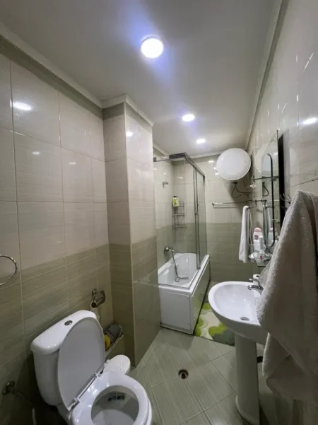 Tirane, jepet me qera apartament 2+1+Aneks+Ballkon Kati 3, 126 m² 600 € 