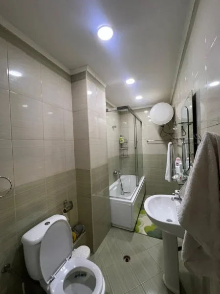 Tirane, jepet me qera apartament 2+1 Kati 3, 600 € 