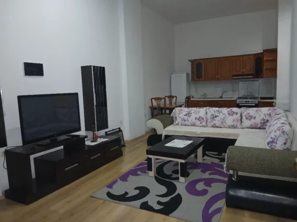 Tirane, jepet me qera apartament 1+1+Aneks Kati 2, 50 m² 350 € (fresku)