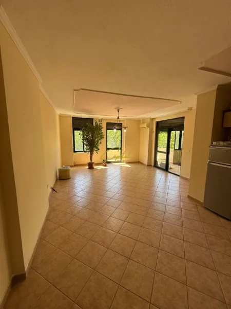 Tirane, jepet me qera zyre Kati 3, 150 m² 1.200 € (ISH EKSPOZITA)