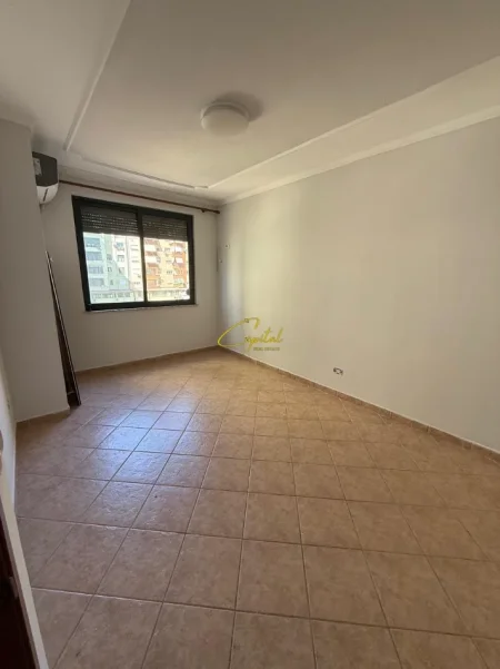 Tirane, jepet me qera zyre Kati 3, 150 m² 1.200 € (ISH EKSPOZITA)