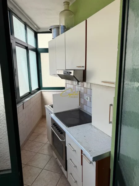 Tirane, jepet me qera zyre Kati 3, 150 m² 1.200 € (ISH EKSPOZITA)