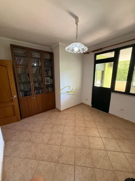 Tirane, jepet me qera zyre Kati 3, 150 m² 1.200 € (ISH EKSPOZITA)