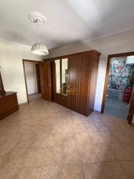 Tirane, jepet me qera zyre Kati 3, 150 m² 1.200 € (ISH EKSPOZITA)
