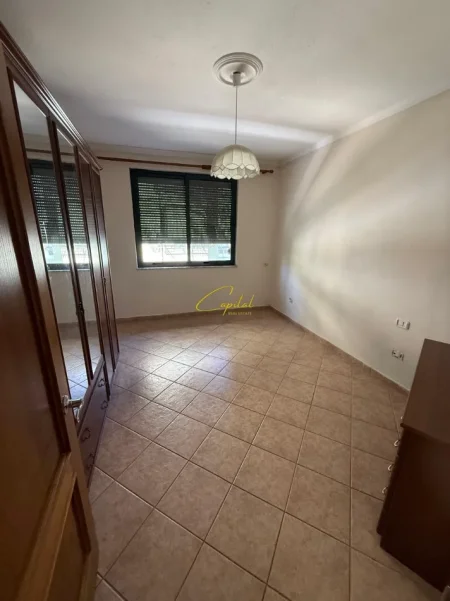 Tirane, jepet me qera zyre Kati 3, 150 m² 1.200 € (ISH EKSPOZITA)