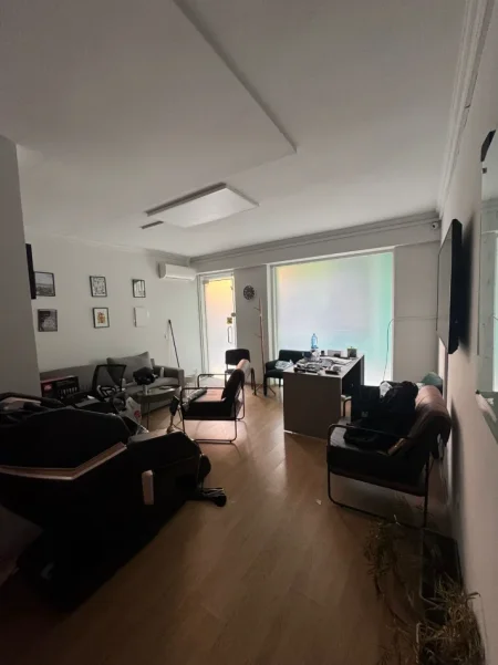 Tirane, jepet me qera zyre Kati 0, 50 m² 350 € (Komuna e Parisit, prane Kristal Center)