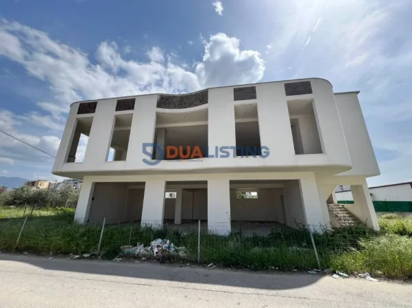 Tirane, jepet me qera ambjent biznesi , 390 m² 1.500 € (Kamez)