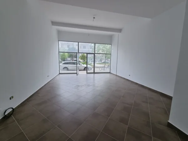 Tirane, jepet me qera dyqan Kati 0, 52 m² 400 € (Astir)