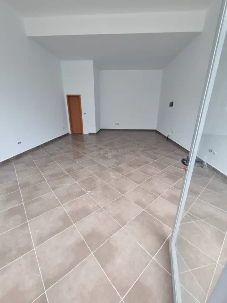 Tirane, jepet me qera dyqan Kati 0, 52 m² 400 € (Astir)
