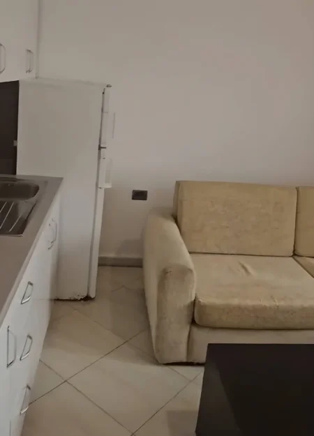 Tirane, jepet me qera apartament 1+1+Ballkon Kati 3, 67 m² 350 € (Laprakë, Rruga Llazar Shapatini)
