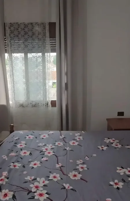 Tirane, jepet me qera apartament 1+1+Ballkon Kati 3, 67 m² 350 € (Laprakë, Rruga Llazar Shapatini)